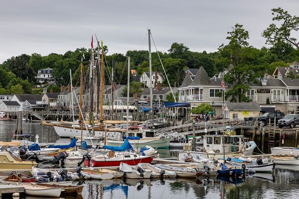 Haney, Chuck 아티스트의 Boats in harbor in Camden-Maine-USA작품입니다.